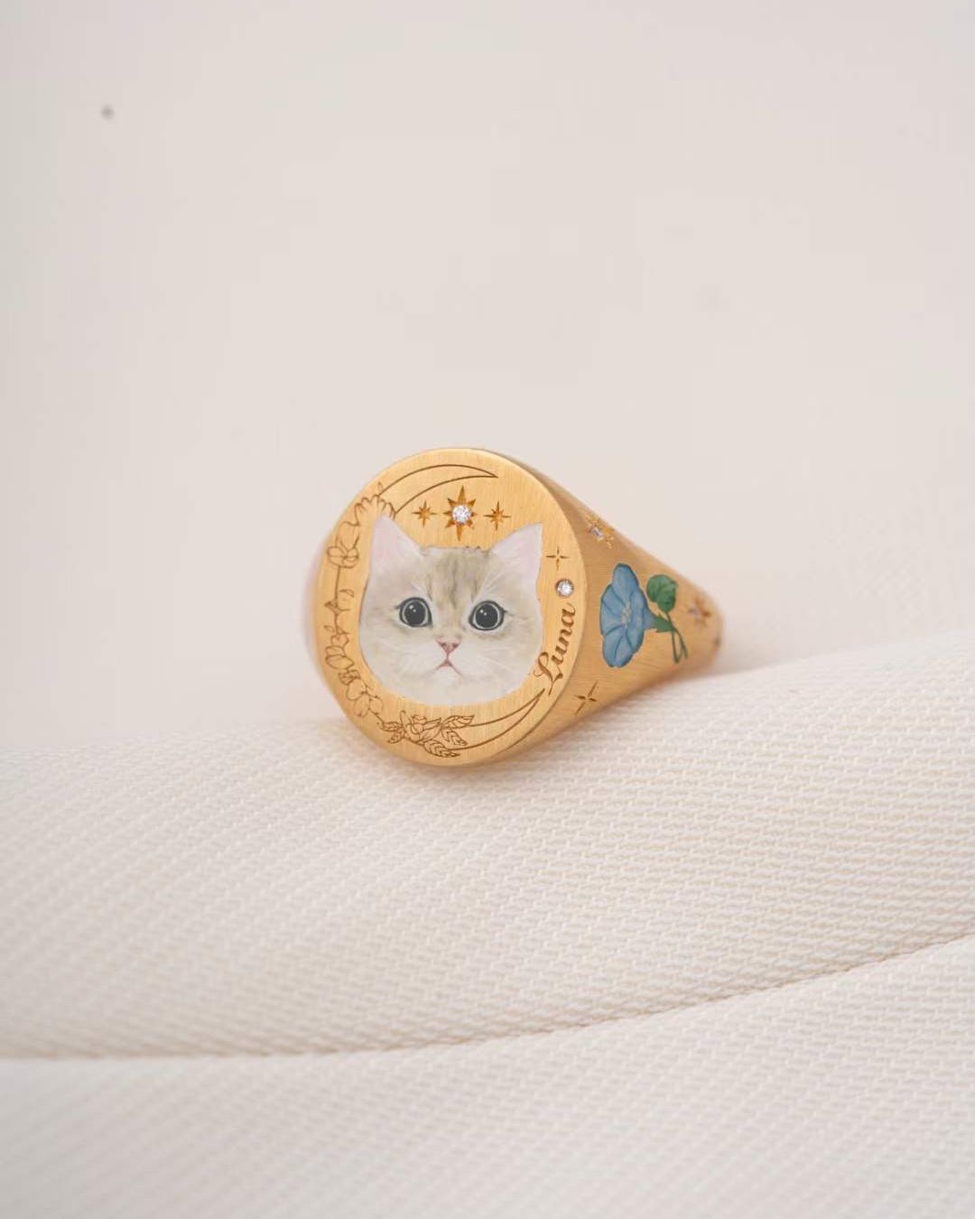 Personalized cat ring created from a pet’s photo, showcasing the transformation of memories into timeless jewelry.