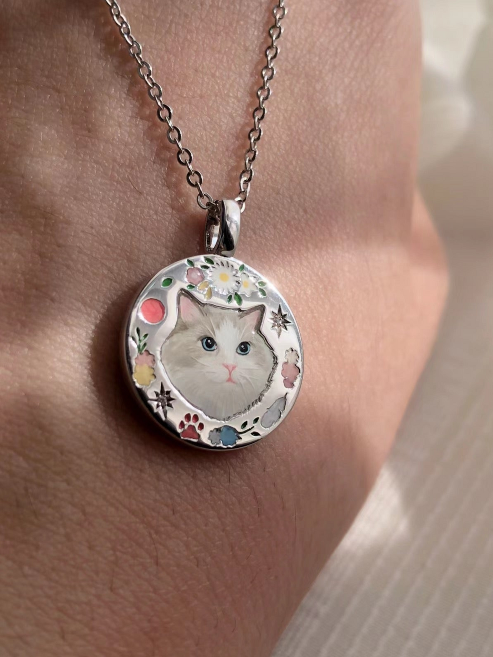 Cat portrait necklace review—customer testimonial for Missouly’s personalized pet jewelry.