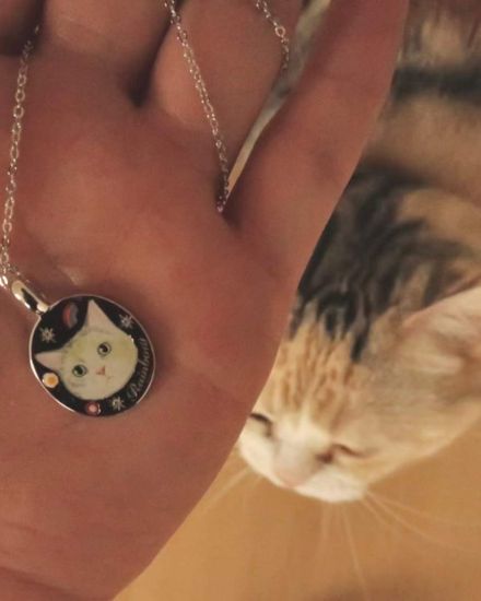 Alt Text: “Customer review of a custom cat portrait necklace, sharing feedback on Missouly’s pet memorial jewelry.