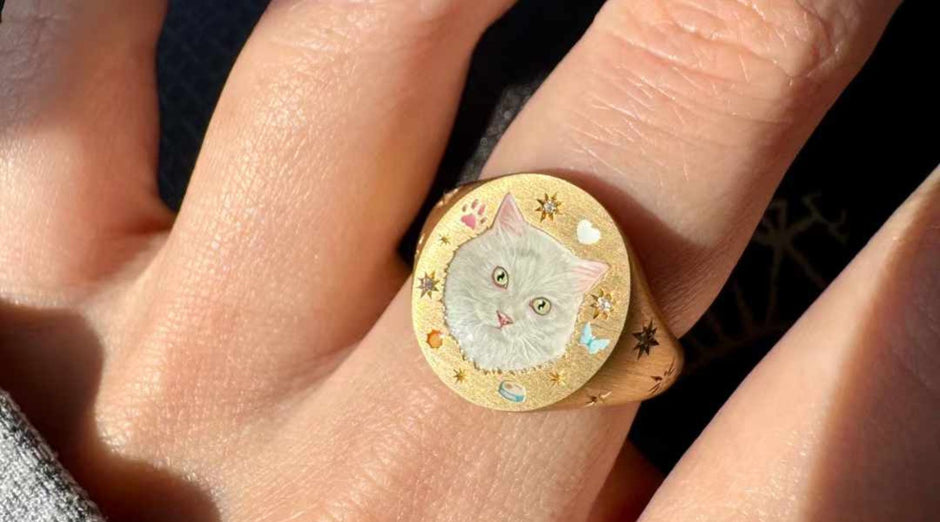 A personalized pet portrait ring featuring a detailed cat design with stars and hearts, symbolizing timeless keepsakes